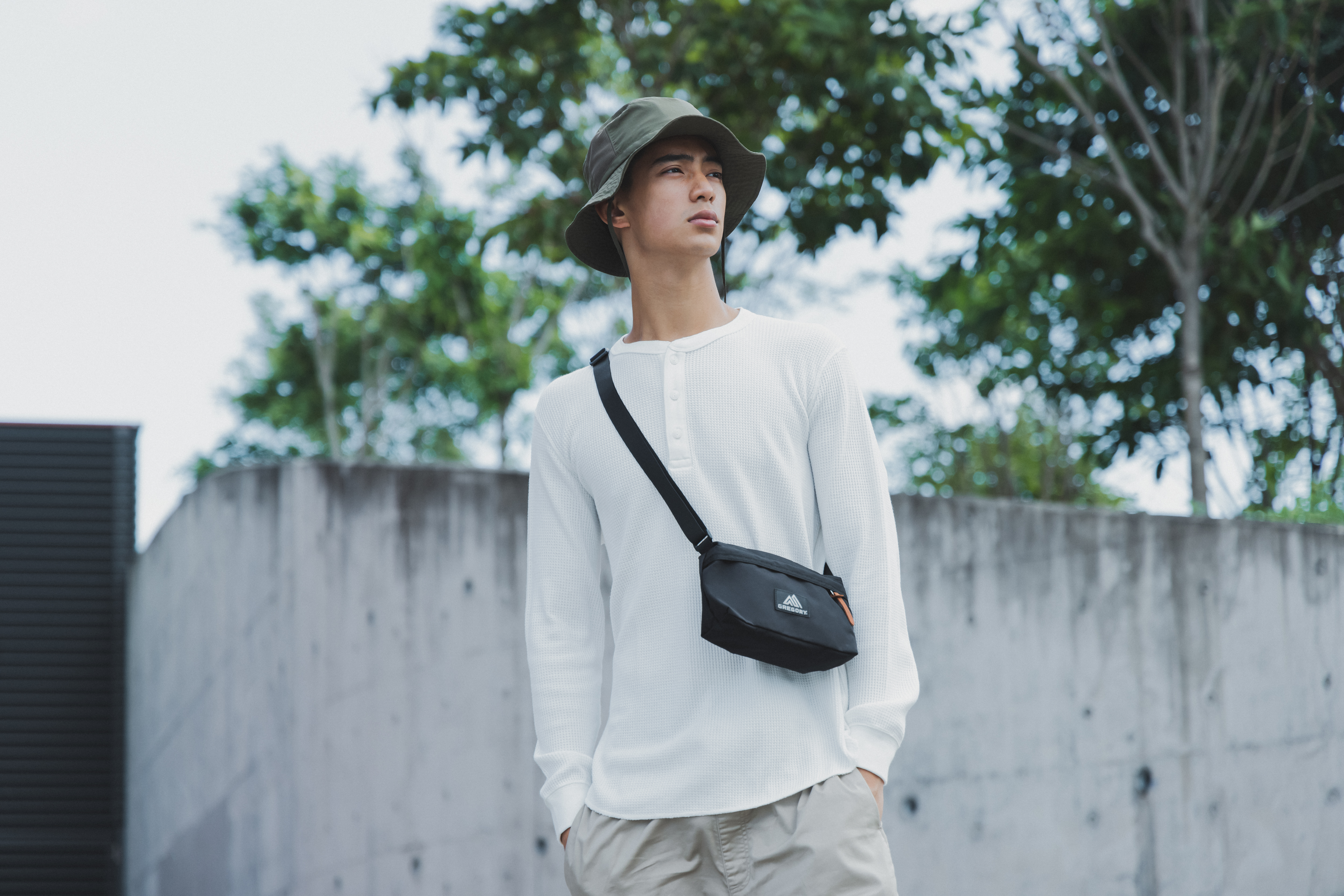 CLASSIC BAGS 엔벨롭 숄더 크로스백
